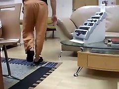 cornea ragazzo mascherato ottiene il suo zor zabr duro succhiato da due desideroso troie