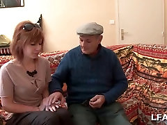 Son mec l encule pendant qu elle suce papy