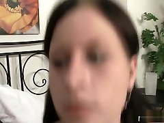 она будит его после душа, и он трахает ее пизду в благодарность