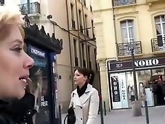 Aurore, une grosse blonde de 22 ans met sa poupée mec gonflable de coté pour goutter de nouveau au plaisir d’une vraie grosse bite