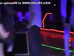 Femme âgée bonne suceuse avale des kilomètres de bites avant dtre niquée de partout par des lascars dans un club de libertins