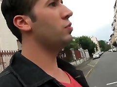 Max se fait invité à table par une jolie dame très sexy pour goûter le bon jus de sa chatte, une bouffe pas comme dhabitude