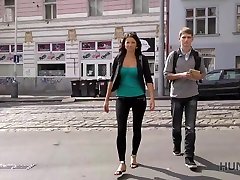hunt4k. бедный чувак смотрит сексуальная девушка изменяет ему за наличные