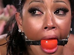азиатский-канадский sexpot maxine x получает кляпом во рту и связали очень трудно