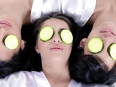 горячий подросток bffs relaxed и трахал в spa по a poolboy