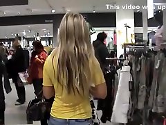 блондинка шлюха сосет член в туалетный столик