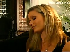 vollbusige blondine wird auf der couch analisiert