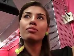 性玩具女售货员表示她的客户她他妈的技能