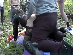 сторожит жену ебут по 20 парней в общественных