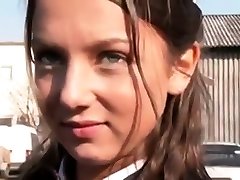 gebundene brünette blowjob in der öffentlichkeit