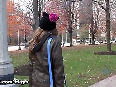 诺拉诺瓦在诺拉正在挖掘芝加哥博物馆，但她从来没有停止取笑-ATKGirlfriends