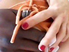 teenager-blondine eats groß schwarz schläger