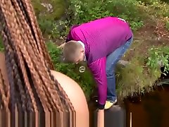 трахаются прямо на упавшем дереве