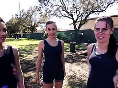 подросток besties дающий a первый время лесбиянка опыт