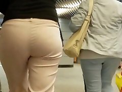 младший мамаша с хороший круглый осел