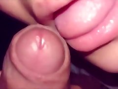 轻轻地吸吮他的鸡巴的提示
