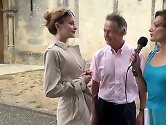 Bourgeoise de 24 ans soffre a un vieux monsieur