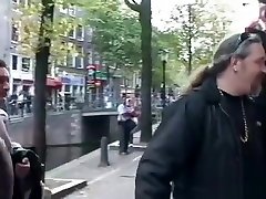 тощий красавчик проститутка монтирует большой член и едет на нем дико