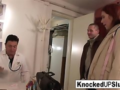 敲红发吮吸和乱搞在医生的办公室-KnockedUpSluts