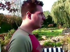 Mutter Und Stief-tochter Ficken Ihren Schulfreund Im Garten