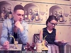atrakcyjny koleś rozbija swoją dziewczynę w okularach