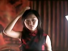 симпатичная темноволосая красотка в китайском cherokee gang получает связали