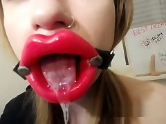 красивый минет и глубокая глотка исполнение на a фаллоимитатор