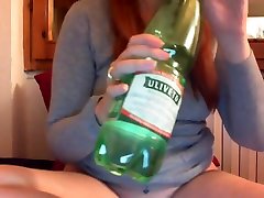ест пиццу с моим большим бюстом и моим раздутым животом рядом с твоим лицом