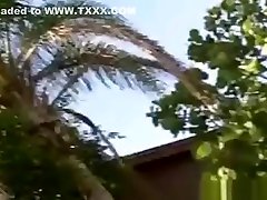 业余几个他妈的在游泳池在阳光明媚的佛罗里达州