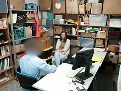 किशोर shoplifts और माँ में आता है, समस्या हल करने के लिए