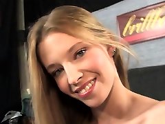 热青少年天使得到一个珍珠暨河上她甜美的脸