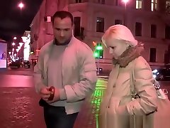 маленький подросток жаждет большой член, чтобы таранить ее хорошо