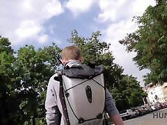 hunt4k. бедный чувак смотрит сексуальная девушка изменяет ему за наличные