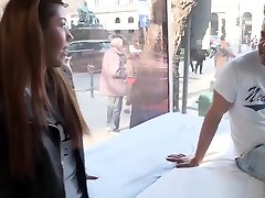вытащил девушка сосет хуй и яйца перед сексом