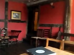 нашел тихую комнату в пабе, для минета
