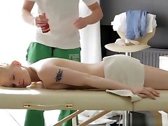секс на складном массажном столе