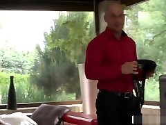 грудастая телка наполняется двумя длинными пульсирующими стержнями
