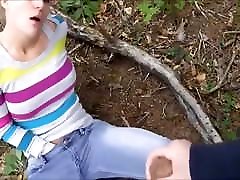 взаимная мастурбация в лесу