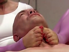 咽喉践踏和脚窒息