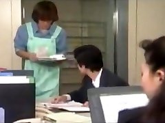 科长小林希奥米，27岁