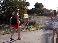年轻的女孩性交由BFFs爸爸
