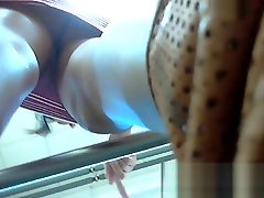 fashion girl upskirt in einem gestreiften dress2