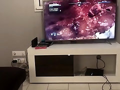 couple de geeks: il veut jouer playstation 4, elle veut baiser... elle gagne!!!