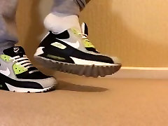mate spielt mit meinem nike 90s