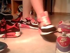 dominicana comiendo nikes