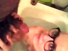 chienne a lunette suce un petite zabardasti sex and hard fuck dans son bain