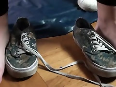 huge feet and tiny feet compare and try shoes and hand comparison
