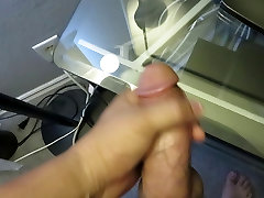 拍摄厚的负荷。 Im穿着一只公鸡和环Buttplug