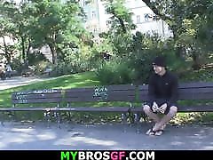 большой взведенный парень помогает своей подруге брюнетке