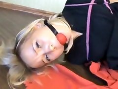 solo busty tart masturbieren